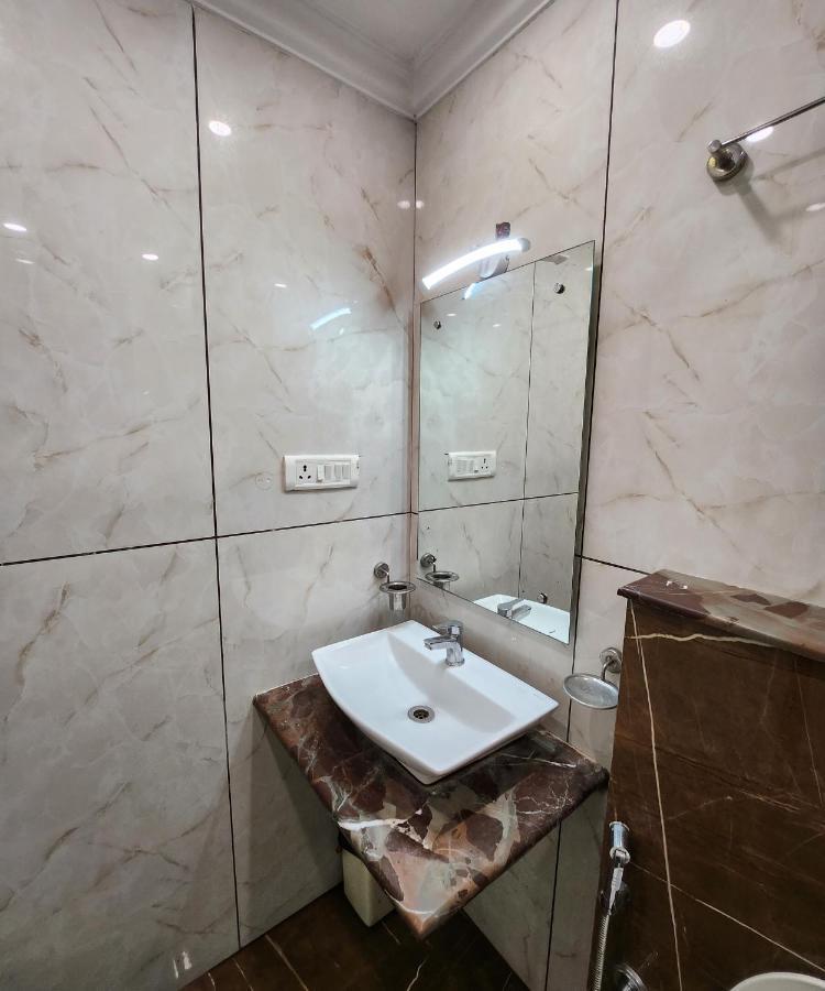 Capital O 6408 Hotel Delhi Heart New Delhi Eksteriør bilde